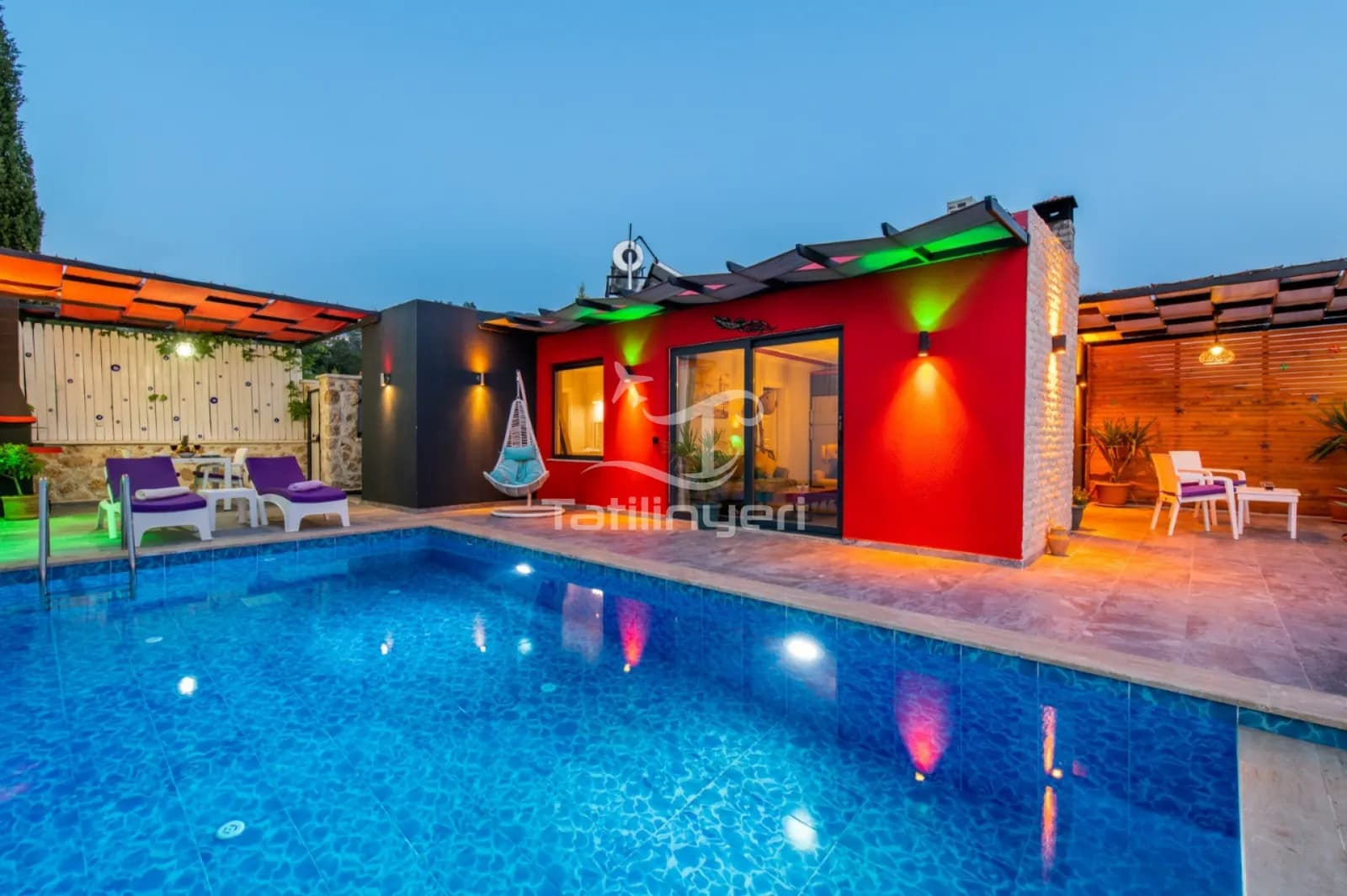 Villa Red Night