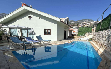 Villa Sarı